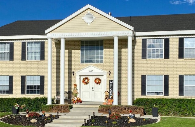8 Bedroom 6 Bathroom home with kitchen, dining room area and lounge.