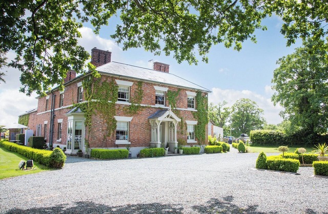 8 bedroom accommodation in Horsemans Green