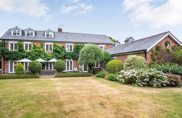 8 bedroom accommodation in Wimborne