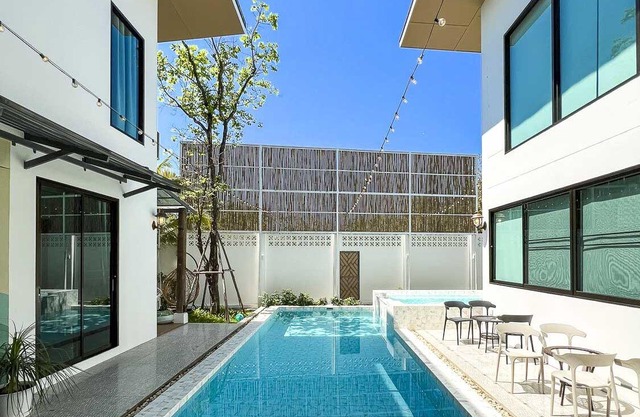 8 Bedroom Luxury Pool Villa near Golf Courses