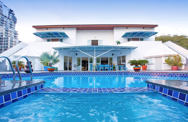 8 Bedroom Villa - Private Pool & Gym