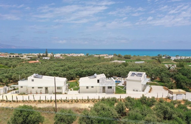 8 Bedrooms Villa In Gerani
