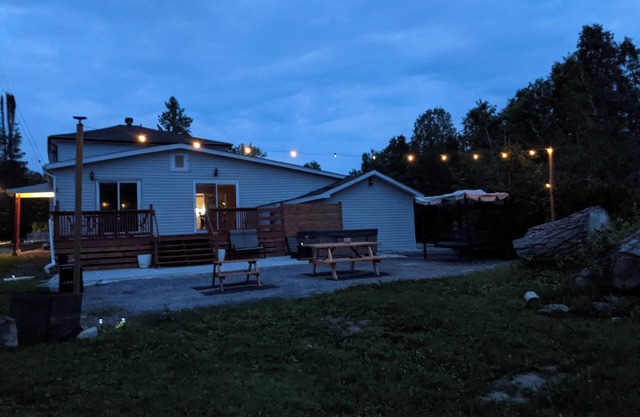 8 Beds & 4 Bath - Entire Home with Parking for 10 cars - 1 Hr Montreal & Ottawa