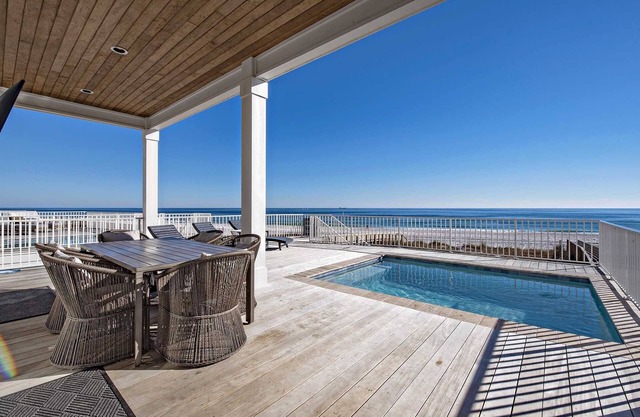 8 BR ~ Gulf Front ~ Sleeps 24 ~ Private pool! ~ The Beach Beckons