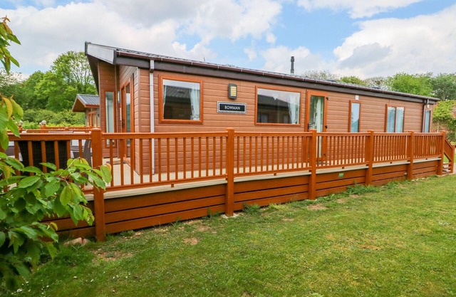 8 CASTLE VIEW, family friendly, with hot tub in Tattershall