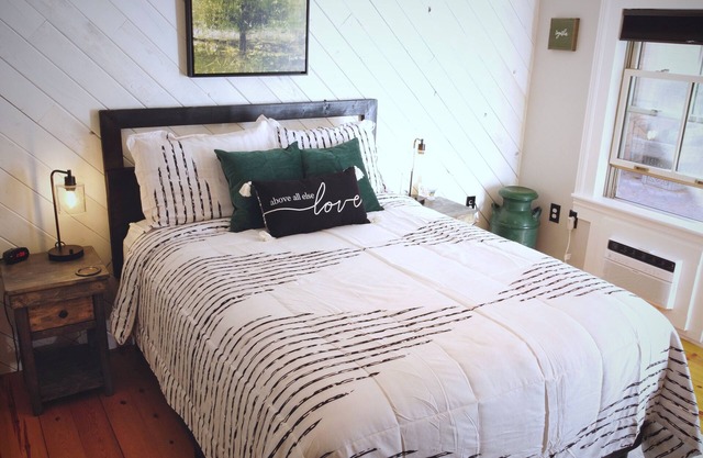 #8 Cozy Room in Historic Inn, Green Grotto