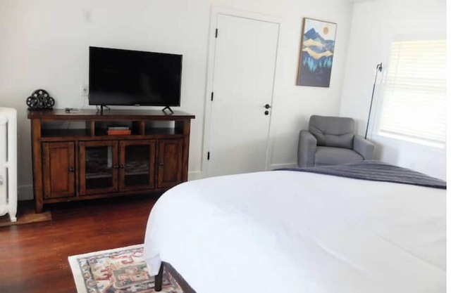 #8 Downtown Apt -Historic main street - King Bednn