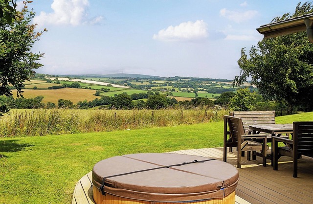 8 HORIZON VIEW, pet friendly, luxury holiday cottage in Dobwalls