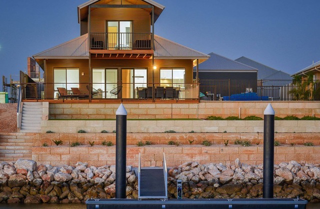 8 Kestrel Place - Luxuriously Appointed Family Home - With a Pool and a Jetty