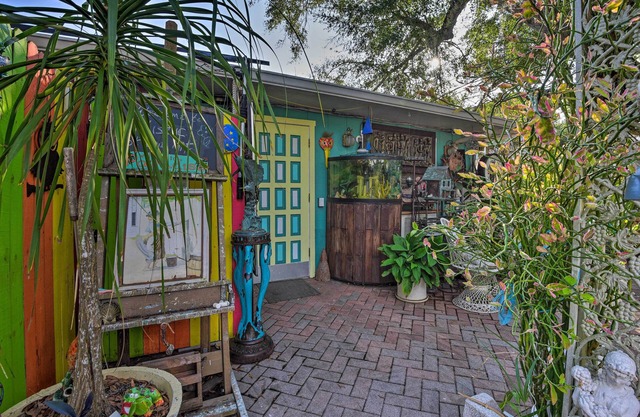 8 Mi to Beaches: Artistic Bradenton Studio w/Yard