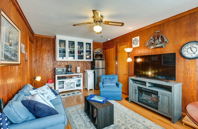 8 Mi to Broadway: WFH-Friendly Nashville Duplex!