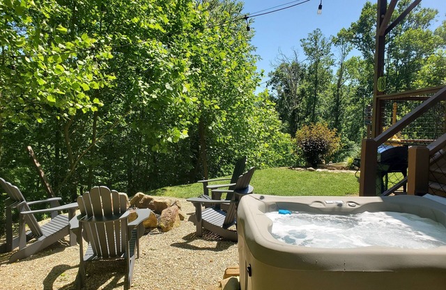 8 mi to Casino 11 mi to Polar Express, Hot tub, robes and Views, dogs ok