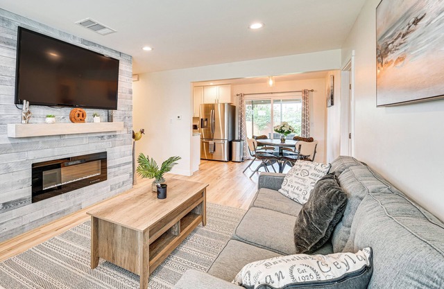 8 Mi to Downtown San Diego: Chic Home w/Patio
