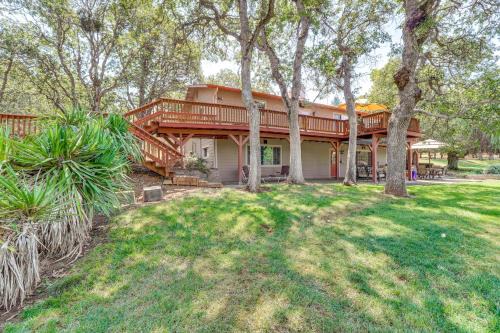8 Mi to Jacksonville Oregon Getaway with Deck!