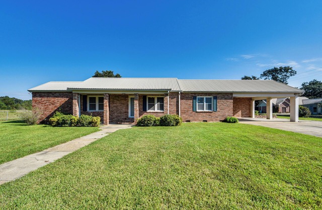 8 Mi to Lafayette: Dog-Friendly Home w/Large Yard