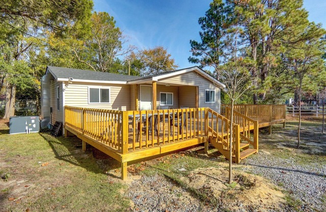 ~ 8 Mi to Pinehurst: Cozy Home w/Extended Deck!