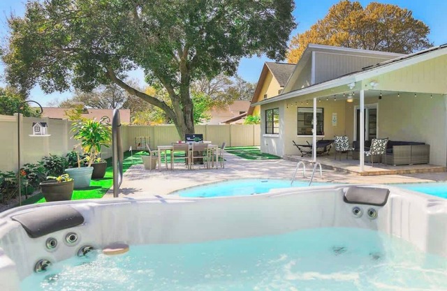 8 min Beach, Hot Tub, Pool & Games @ Snook Haven