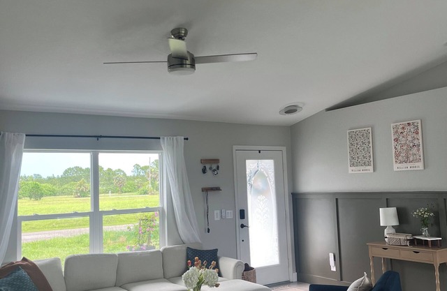 8 min walk to FL springs- 20 min drive to beach- fully stocked house w/ gym