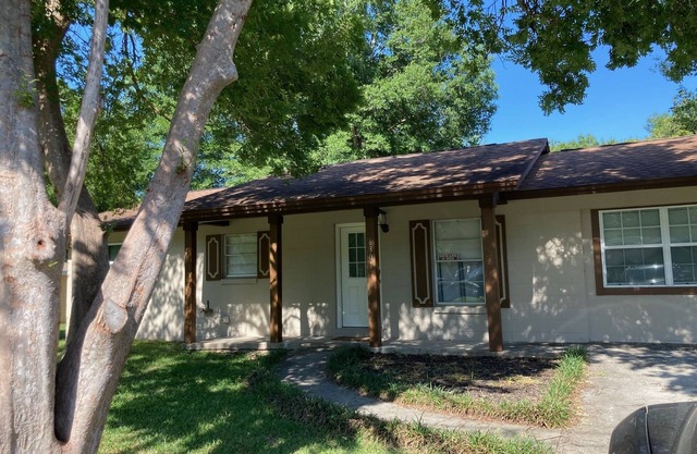 8 minutes to World Equestrian Center! Pet-friendly home that sleeps 8.