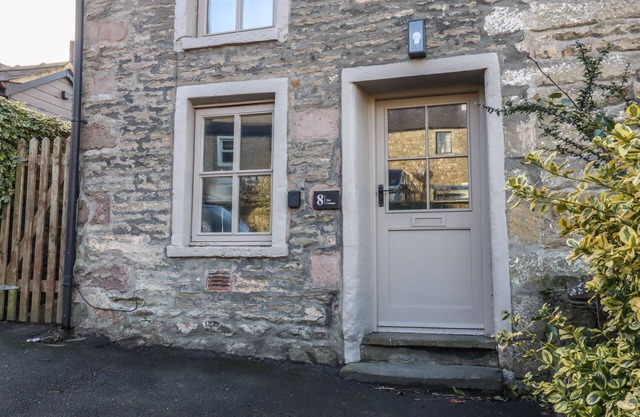 8 OAK COTTAGES, pet friendly, with a garden in Bentham, Yorkshire