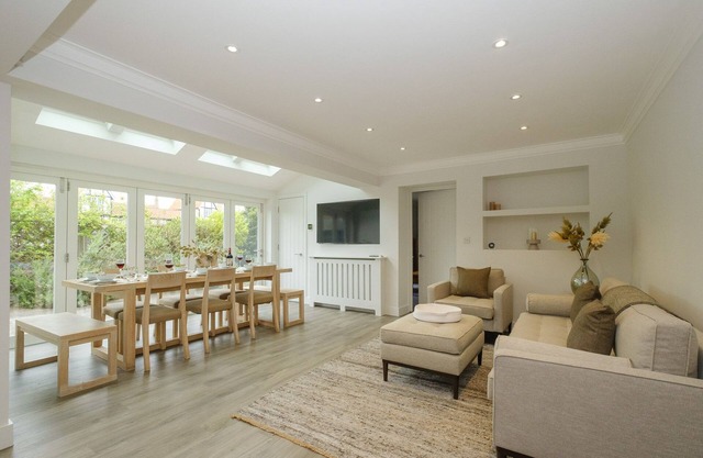 8 Sanctuary - sleeps 12 guests in 6 bedrooms