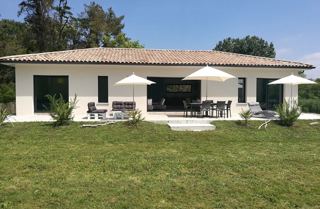 800 m from the beach, pretty 3 * house with large enclosed garden not overlooked