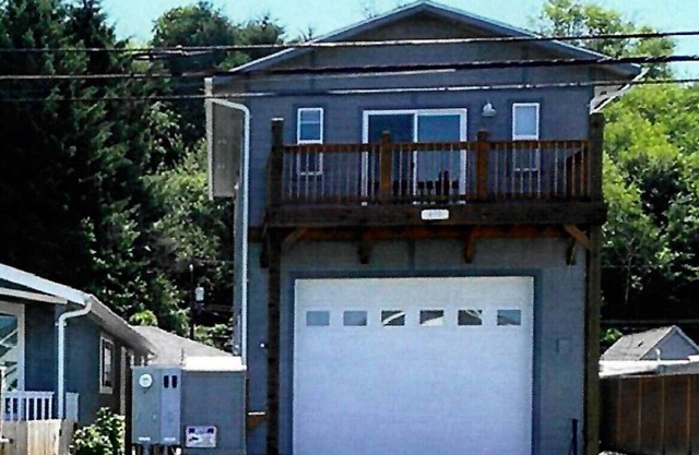 800 sq ft New Home within 2 blocks of town, sand dunes, Umpqua River, and marina