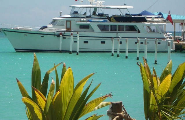 80ft luxury motor yacht for charter in Staniel Cay, Exumas.