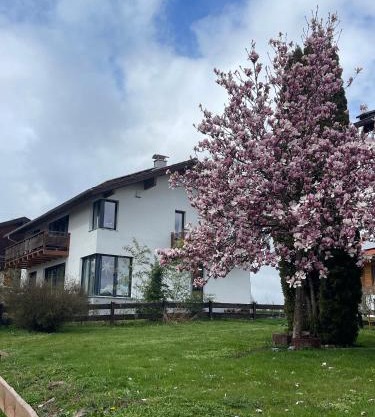 80qm Appartement, 3 Schlaf-Zimmer, integrierter Küche und Bad, 2min von A8, Garten mit Sitzgruppe, ruhig und modern