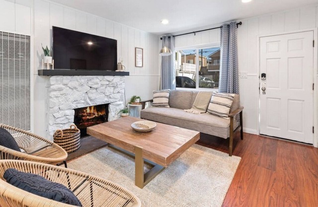 818 Portsmouth · Newly Remodeled Between Bay & Beach *Parking*Patio