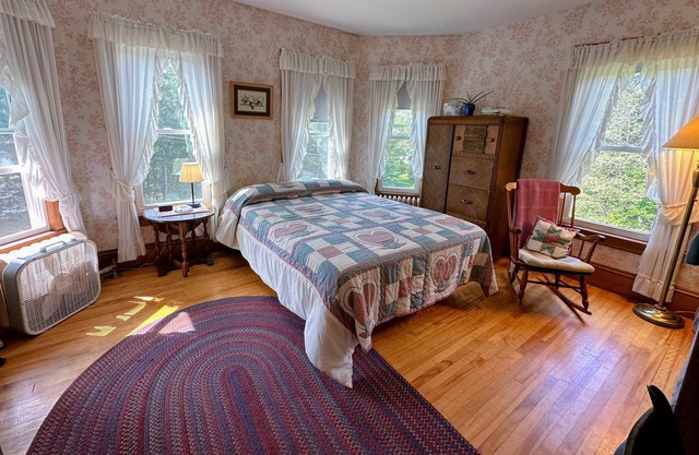 81JR private 2 bedrooms and 1 bathroom in grand Victorian home in the heart of the Whiite Mountains!