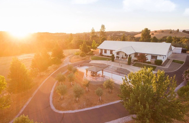 82 acre Mountain Retreat w/Pool & Spa near Yosemite sleeps 14