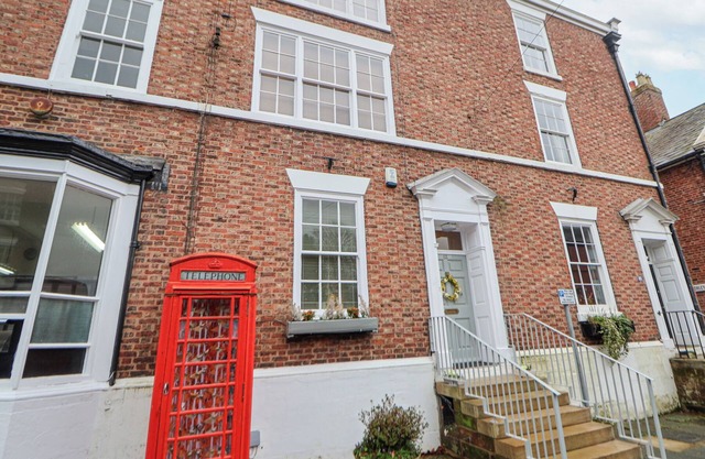 83 HIGH STREET, family friendly, with a garden in Tarporley