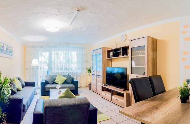 85 sqm apartment with large balcony on the 1st Upstairs - cheap accommodation