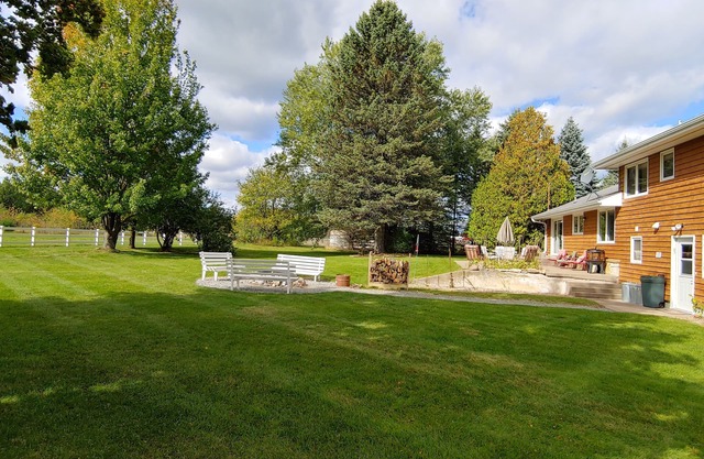86" TV, Sauna, Firepit, Gym, Ping Pong, Pool, Foosball, Plenty of Parking, 6 TVs