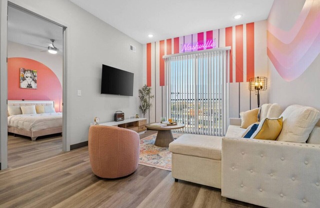 8Min to Honky-Tonks + Free Parking, Sleeps 6!