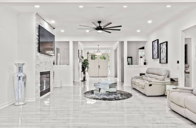 9 bdrms/30 beds/Sleeps 40ppl