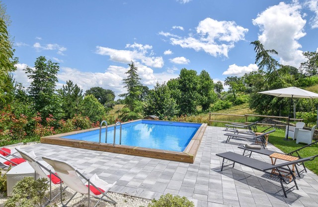 9 bedroom accommodation in Cingoli