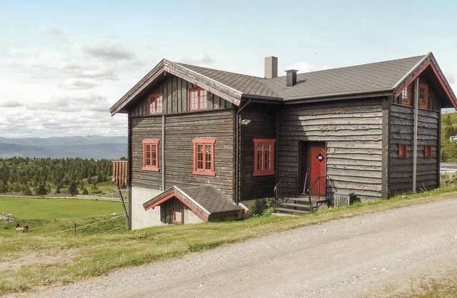 9 bedroom awesome home in Vinstra