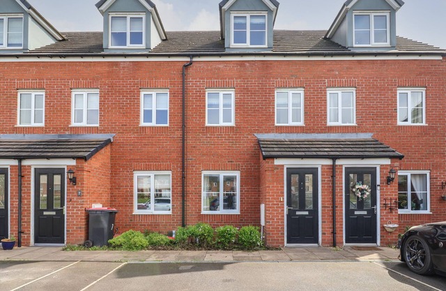 9 BLUEBELL LANE, pet friendly, with a garden in Newport, Shropshire