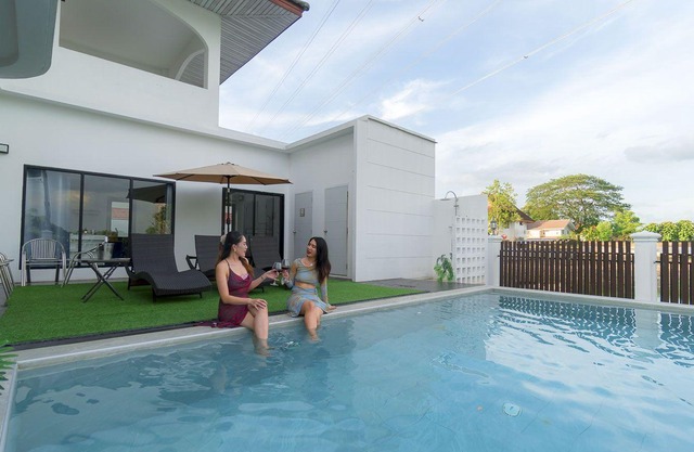9 BR Huge Pool Villa near Central Festival. 15 Min to Old city and Nimman