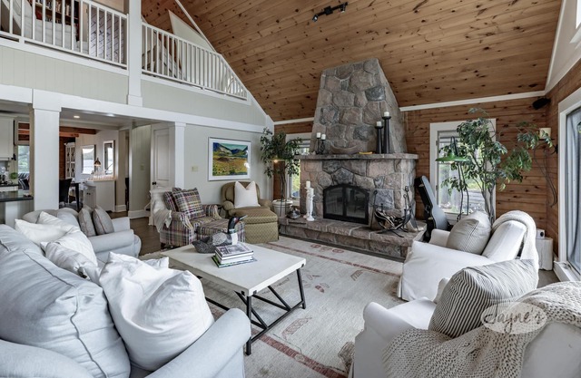 9 brdm, 5 bath cottage + Guesthouse in Lake of Bays! Sleeps 24 people!