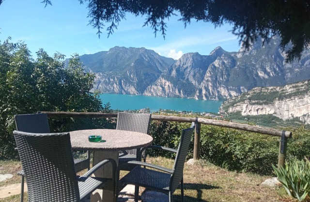 9 - Double room with garden view overlooking the lake Torbole