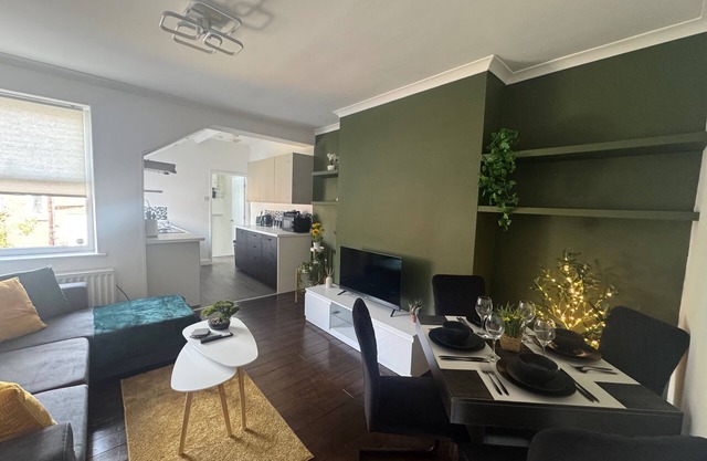 9 Guests - Free Parking - Cozy 3 Bedrooms