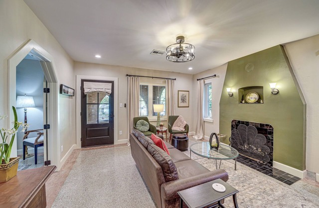 < 9 Mi to Dtwn Tulsa: Lovely Home w/Yard & Deck!