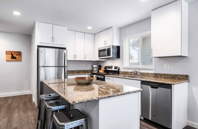 9 min to Downtown Boise! Walk to Sunset Park and Hiking Trails!