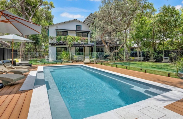 9 Naiad Court - Rainbow Shores. Pool. Walk to beach.
