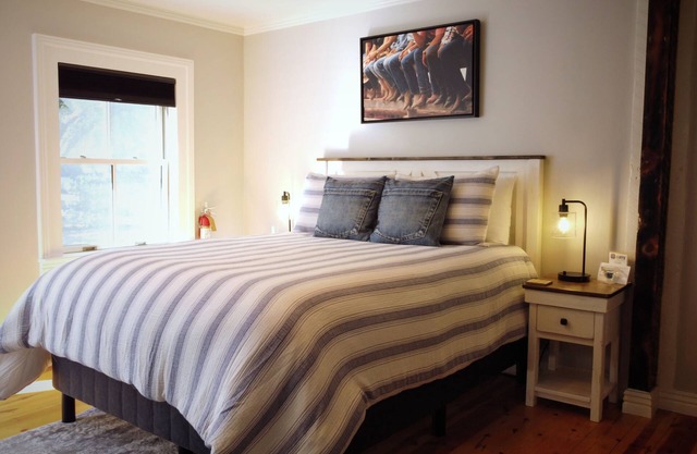 #9 Newly Renovated Room in Historic Inn, Denim Den