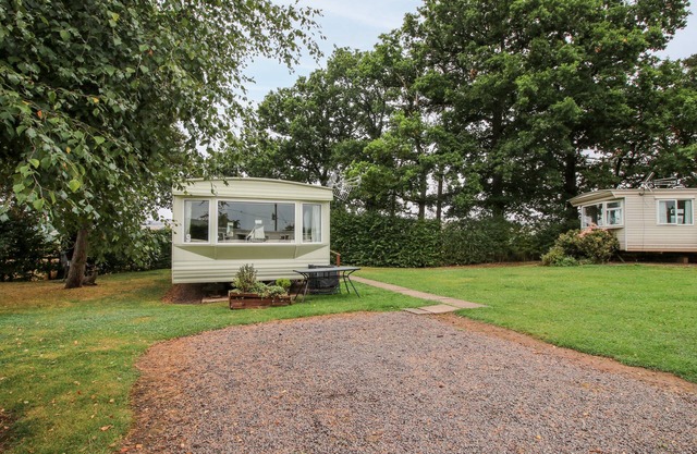 9 OLD ORCHARD, pet friendly, with a garden in Much Wenlock