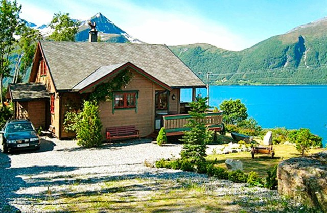 9 person holiday home in HUNDEIDVIK-By Traum